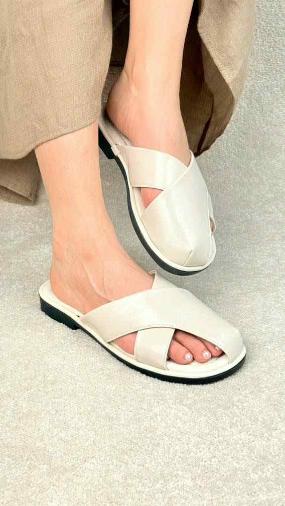 صندل چرم زنانه جلو بسته؛ انتخابی شیک، وارداتی و باکیفیت